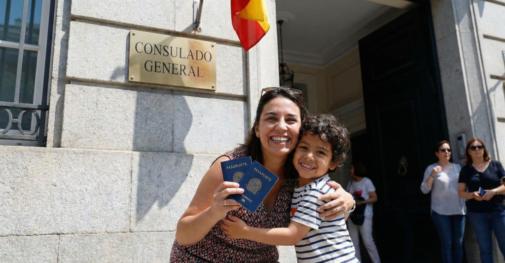 Familiares obteniendo visado de reagrupación en consulado de España