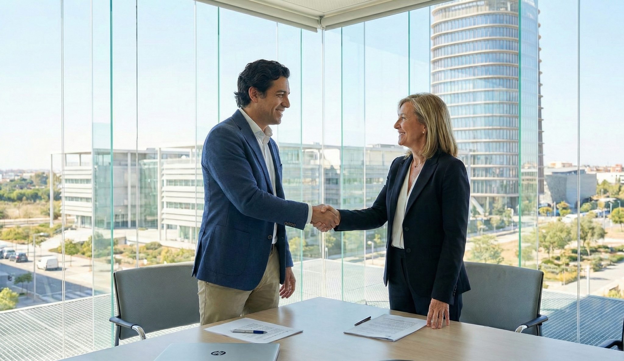 Firma de convenio de prácticas para extranjeros en empresa de Sevilla